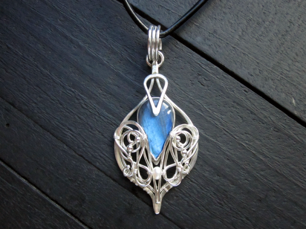silver-blue-labradorite-pendant